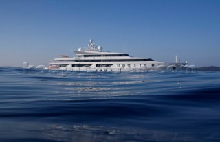 Superyacht Indian Princess leaving Plage Pampelonne