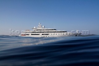 Superyacht Indian Princess leaving Plage Pampelonne