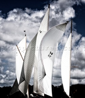 Sails of Mariquita and Sumurun - Classic yachts racing in The Solent