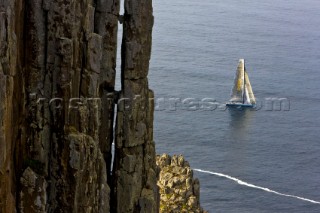 Cape Raoul, 28-12-2006  Rolex Sydney Hobart Yacht Race 2007  City Index Leopard passing the organ pipes