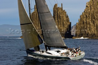 Cape Raoul, 28-12-2006  Rolex Sydney Hobart Yacht Race 2007  City Index Leopard passing the organ pipes