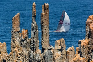 WILD OATS XI, Sail n: AUS10001, Bow n: XI, Design: Reichel Pugh 100, Owner: Robert Oatley, Skipper: Mark Richards passing Cape Raoul