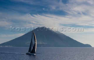 RAMBLER, Sail n: USA 25555, Boat Type: Cant Keel Maxi, Skipper: George David, Country: United States passing Stromboli island