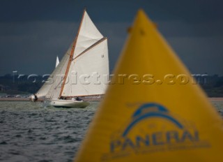 Cowes, Isle of Wight, 9 july 2012 Panerai Classic Yacht Challenge 2012 Panerai British Classic Week 2012 Thalia on the start line