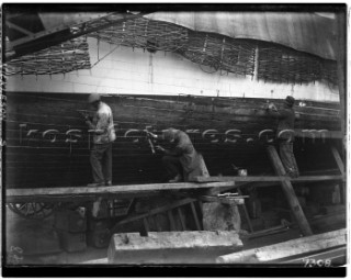 Caulking the hull of a boat at Nicholsons in Gosport in 1930
