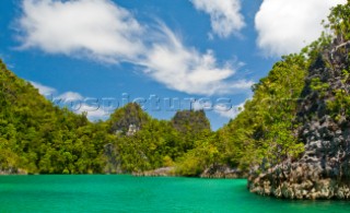 Cruising in Indonesia, uninhabited island Penemu island