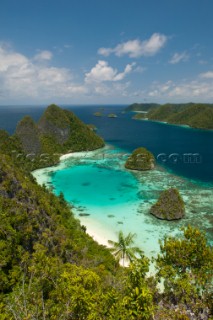 Cruising in Indonesia, elevated view of Wayag, Raja Ampat Islands