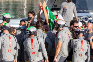 21/02/21 - Auckland (NZL)36th America’s Cup presented by PradaPRADA Cup 2021 - Final Day 4Luna Rossa Prada Pirelli Team receives the PRADA Cup