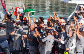 21/02/21 - Auckland (NZL)36th America’s Cup presented by PradaPRADA Cup 2021 - Final Day 4Luna Rossa Prada Pirelli Team receives the PRADA Cup