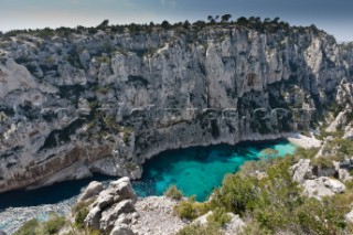 En Vau, the valley in provencal, is trapped between the mountains and the sea. The limpid water is of an emerald and turquoise color. Many climbers are attracted here due to the wide variety of climbs available, from beginners up to the most challenging stages. The Creek En-Vau is without doubt one of the most beautiful and most impressive of the creeks with high cliffs (notably a popular climbing site). The beach sand and pebbles embedded in a clear and turquoise water.